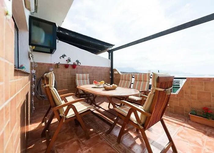 Vista Faro Sardina 公寓 *