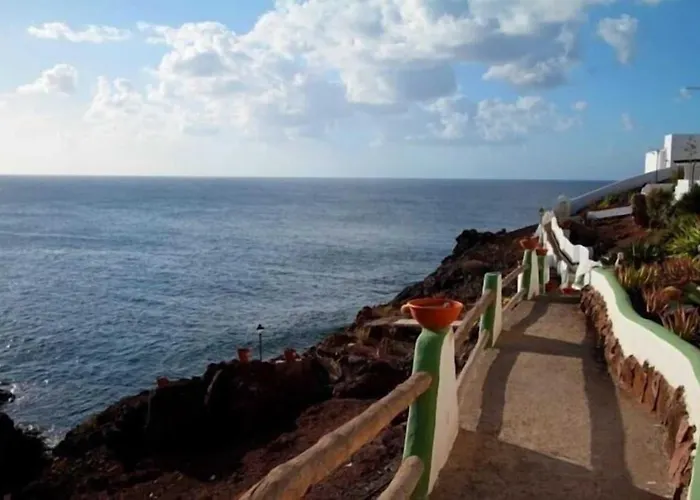 Vista Faro Sardina 公寓 *